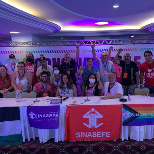 Parte da delegação de São Paulo posando para foto plano geral, ao fundo o banner do 35º CONSINASEFE.